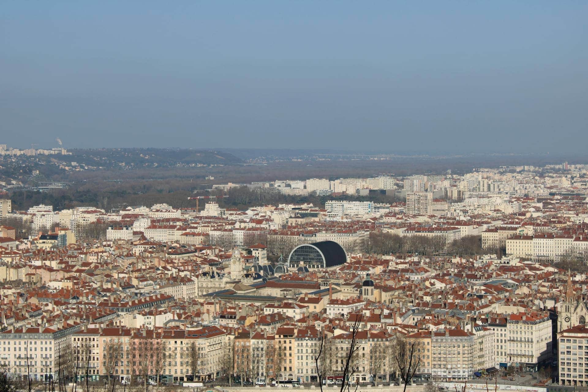 Vue aérienne de Lyon, toits orangés, Opéra et Rhône au loin